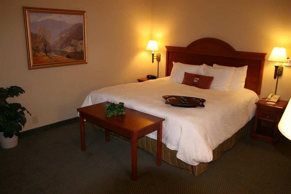 Hampton Inn & Suites Clinton Oda fotoğraf